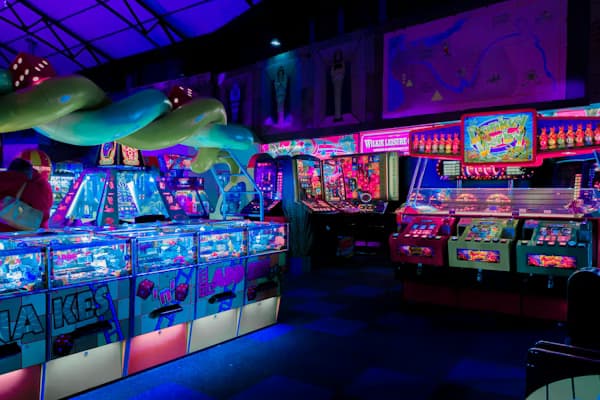 Kids' zones & VR rides